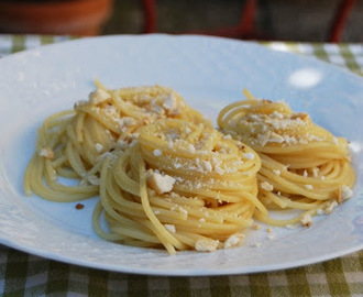 Spaghetti aglio olio peperoncino con le briciole e friselle coi pomodori secchi