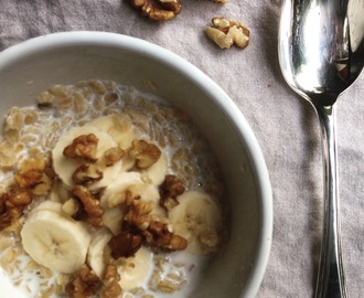 Warm ontbijt: havermout met amandelmelk, banaan en walnoten