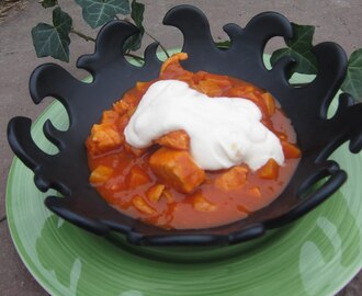 Saras smaker: Rotsaksgryta med lax och sweet chili-yoghurt