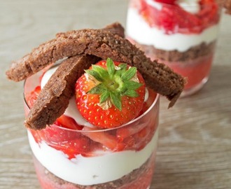 Dessert van aardbeien, mascarpone en chocolade