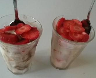 Trifle van tiramisu-ijs met aardbeien