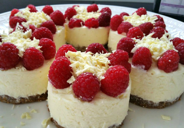 Mini cheesecakes met witte chocolade en frambozen