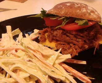 Nyhtöpossua burgerissa – pulled pork burger