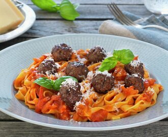 Kjøttboller med tomatsaus og pasta