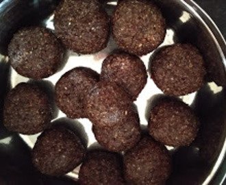 Crushed sesame and flaxseed balls (Alivedai and ellu podi orundai)