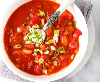 Snelle tomaten paprika soep met een vleugje harissa
