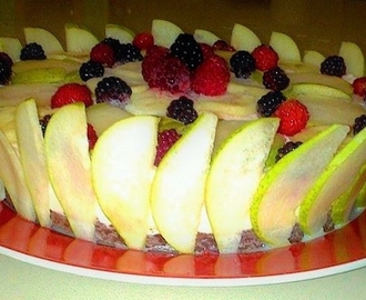 Corona cheesecake con pere e frutti di bosco e crema alla vaniglia