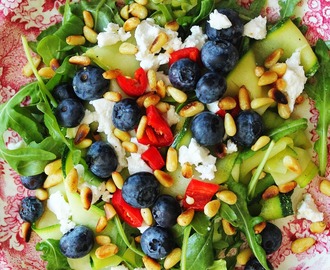 Gemarineerde courgette salade met blauwe bessen en rucola