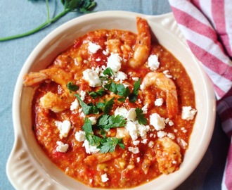 Grieks hoofdgerecht garnalen in tomaten en feta saus