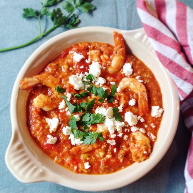 Grieks hoofdgerecht garnalen in tomaten en feta saus