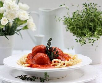 Dietetyczne spaghetti z klopsami drobiowymi w sosie pomidorowo paprykowym
