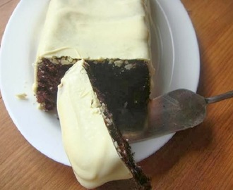 Receita de bolo de cacau com cobertura de chocolate branco