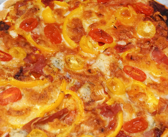 Pizza met gorgonzola, ham, ui, tomaat, paprika en mozzarella