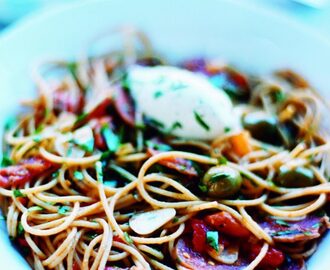 Spaghetti med salami, gröna oliver och mascarpone
