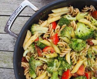 Pasta met broccoli, gedroogde tomaten en zelfgemaakte pesto