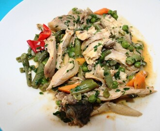 Poulet au wok de légumes au curry panang et lait de coco (savoureux, rapide, économique)