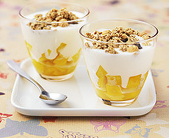 Yoghurt med mango och granola