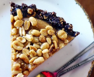 Caramelized Peanut and Chocolate Pie {Gluten-Free, Vegan, Refined Sugar-Free, No-Bake, and can be made with almonds for paleo version}