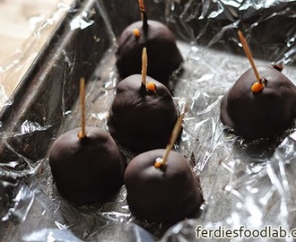 Recipe: Salted Caramel Peanut Butter Lollipops (like Rees’s Pieces only better!)