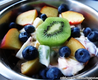 Deser jogurtowy z płatkami i owocami