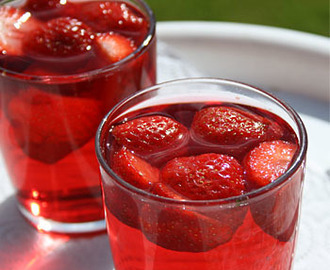 Alkoholfri jordgubbsbål