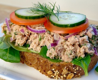 Lunch salade met tonijn en honing-mosterd-dillesaus