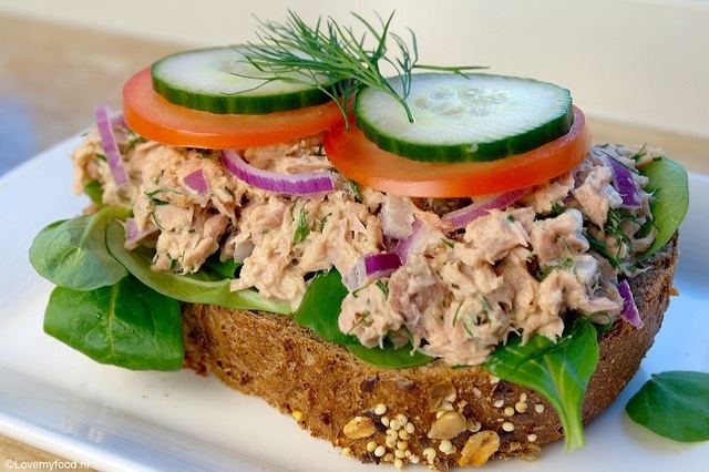 Lunch salade met tonijn en honing-mosterd-dillesaus