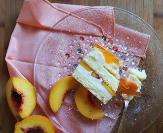 Peaches and Cream Sponge Cake (Biszkopt z Kremem i Brzoskwiniami)