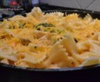 Cheesy Chicken and Broccoli Pasta with Mushrooms