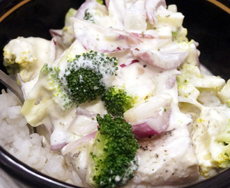 Vispakketje van koolvis met rode ui, broccoli en kruidenroomkaas met witte rijst