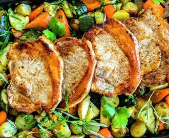 Koteletter og grønnsaker i ovn