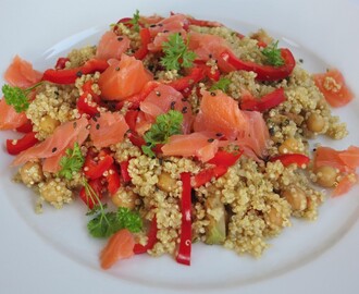 Gezonde quinoa maaltijd met gerookte zalm
