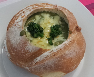 Sopa Cremosa de Brócolis no Pão