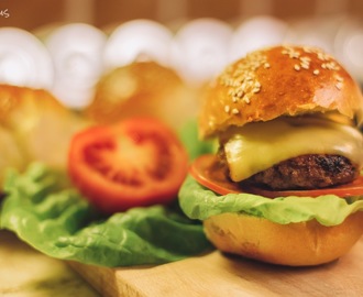 Hamburger – házi készítésű hamburgerzsemlével, húspogácsával, barbecue szósszal és hagymalekvárral