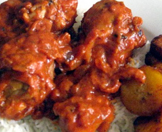 Il pollo mwambe è una ricetta congolese che vede il pollo unito a una salsa a base di arachidi e di manioca.