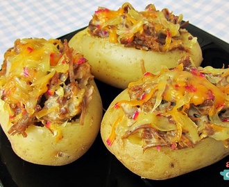 Batatas recheadas com carne desfiada e queijo
