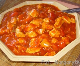 Czerwone pikantne curry z kurczaka