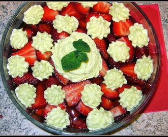 Défi léger : la fraise, fraises en gelée tutti frutti , crème mousseline à la pistache