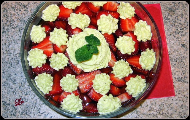 Défi léger : la fraise, fraises en gelée tutti frutti , crème mousseline à la pistache