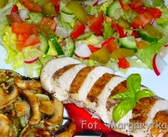 Lekko, zdrowo, kolorowo czyli grillowany filet z kurczaka, z grillowanymi pieczarkami i cukinią w towarzystwie świeżych warzyw.