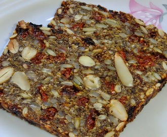 Innehållsrikt, glutenfritt paleoinspirerat formbröd med mandel, frön, och gojibär