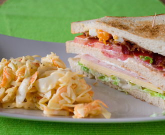 Club Sandwich mit Coleslaw