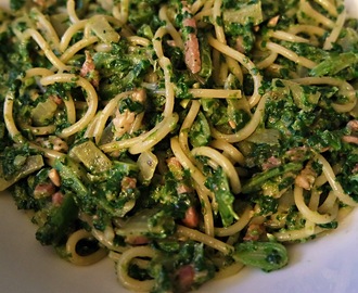 Spaghetti met spinazie, spekjes en pesto-roomsaus