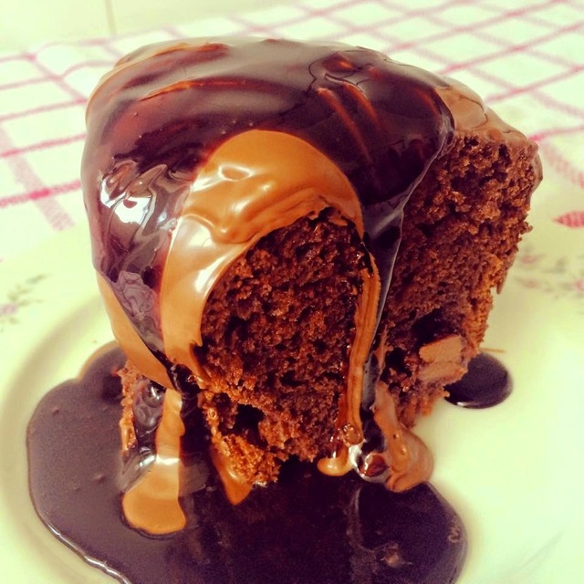 Bolo de chocolate com pedacinhos de chocolate, cobertura de chocolate e calda de chocolate
