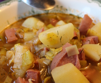 Potatissoppa med korv och purjolök