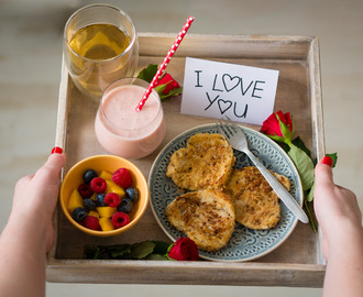 Romantisch valentijns ontbijt op bed
