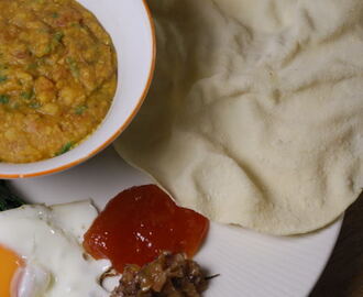 Indiase dhal met spinazie, papadums en een gebakken ei