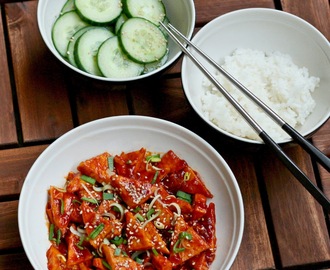 Korealaisittain maustettua tofua ja seesamikurkkuja + näin paistat tofun täydellisesti