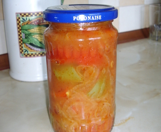 papryka z cebulą w zalewie pomidorowej