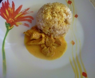Dietetyczny kurczak w curry z brązowym ryżem